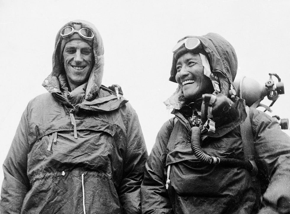 Edmund Hillary en Tenzing Norgay die in 1953 als eersten het dak van de wereld bereikten lachen breed en poseren in hun klimuitrusting voor deze foto die enkele weken na hun beroemde beklimming werd gemaakt in Kathmandu Nepal