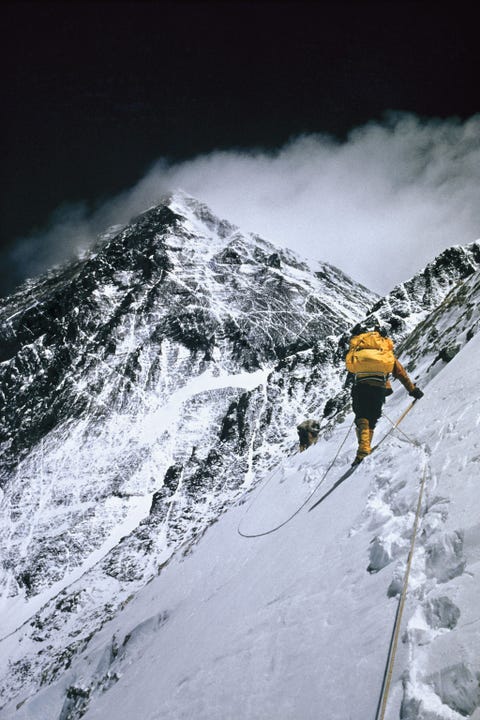 Bergbeklimmers steken op een hoogte van 7620 meter de ijzingwekkend steile flank van de Lhotse over In gezelschap van sherpa Nawang Gombu Sherpa werd Jim Whittaker in 1963 de eerste Amerikaan die de top van de Mount Everest bereikte via de nu overbekende Zuidcolroute
