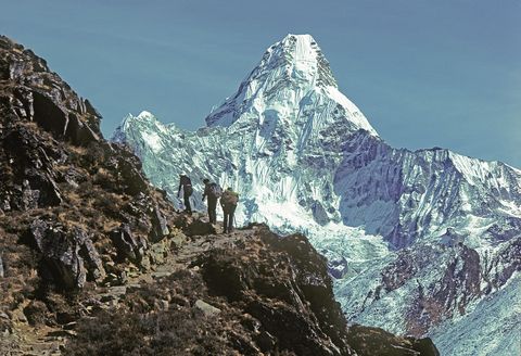 Klimmers op de hoofdroute naar de Mount Everest passeren in 1979 de adembenemend mooie en 6812 meter hoge Ama Dablam De volgende halte op de route het klooster van Tengboche waar de meeste sherpas en veel alpinisten pauzeren voor een zegen van de hoge lama