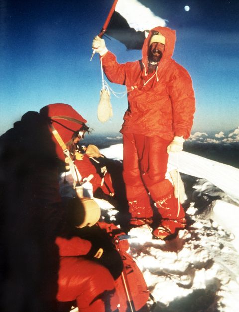Na het bereiken van de top van de Mount Everest zwaait de Duitse alpinist Hubert Hillmaier op 14 oktober 1978 uitgelaten met een vlag in de ijle lucht In navolging vanReinhold Messner en Peter Habeler beklom Hillmaier de berg zonder zuurstofflessen