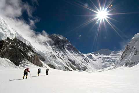 Op weg naar de noordzijde van de Mount Everest steken leden van de Altitude Everest Expedition 2007 een sneeuwveld over Hun doel was het volgen van de route van de Britse alpinist George Mallory die in 1924 hoog op de berg verdween
