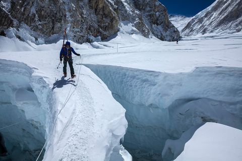 In 2012 steekt een bergbeklimmer op de Khumbuijswand een smalle ijsbrug over De ijswand wordt vaak omschreven als een van de gevaarlijkste passages op de gebruikelijke route over de Zuidgraat De ijswand is een instabiele hoop ijsblokken zo groot als huizen