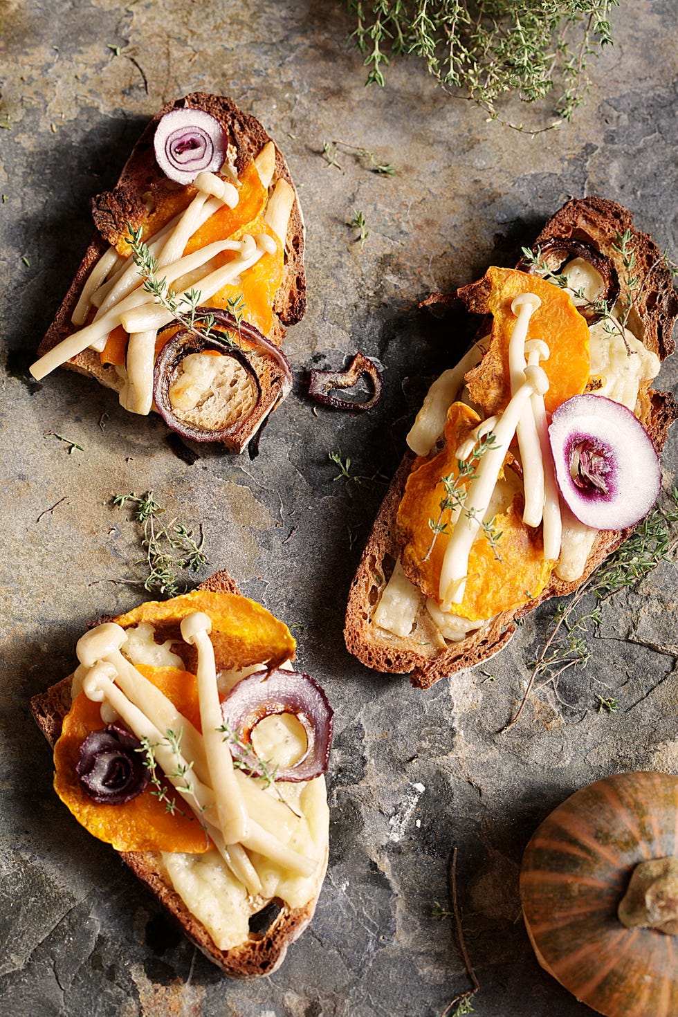 tostas de calabaza y cebolla asada