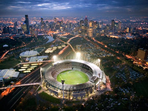 De wereldberoemde Melbourne Cricket Ground werd in 1853 gebouwd nadat de Australische overheid de vijftien jaar oude Melbourne Cricket Club dwong om naar een andere locatie te verhuizen Tegenwoordig is dit het grootste stadion in Australi dat onder meer werd gebruikt voor de ontvangst van paus Johannes Paulus II voor de Zomerspelen van 1965 en voor muziekoptredens zoals dat van The Police