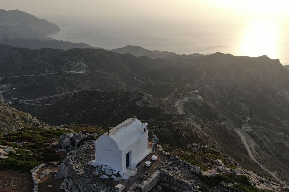 Een kleine witte kapel op de top van de berg Profitis Ilias op Karpathos een van de minder bekende eilanden in de Griekse Dodekanesosarchipel