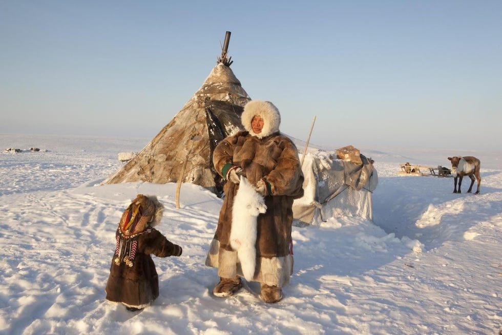 De rendierherders van het noorden RuslandOp de toendras van Siberisch Rusland leven de Nenetsen een eeuwenoude stam die leeft van rendierhouderij Deze stam werd verschillende malen bedreigd door ontwikkelingen als kolonisatie industrialisatie gaswinning en het stalinisme maar de cultuur en tradities hielden stand  nog steeds zijn rendieren het middelpunt van het Nenetsenbestaan Bij een huwelijk geeft de familie van de bruid bijvoorbeeld een rendier aan de bruidegom Ook vertellen de Nenetsen legendes door die gaan over de samenwerking tussen mens en rendier Volgens deze verhalen is er aan het begin der tijden een afspraak tussen beide gemaakt rendieren zorgen voor transport mensen voor bescherming  en zo gaat het vandaag bij de Nenetsen nog steeds