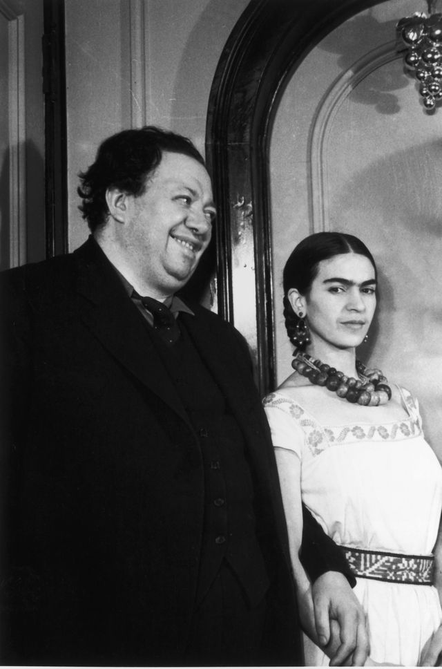 Frieda Kahlo and Diego Rivera standing in doorway