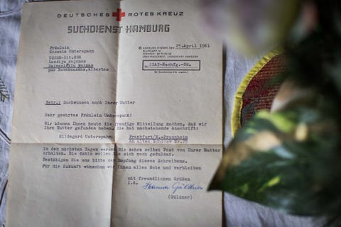 Het Duitse Rode Kruis ontving na de Tweede Wereldoorlog bijna honderdduizend verzoeken om informatie over vermiste kinderen en ouders De organisatie wijdde zich nog jaren na de oorlog aan het opsporen en herenigen van gezinnen In deze brief uit 1961 liet het Rode Kruis aan Gisela Unterspann weten dat haar moeder in Duitsland was gelokaliseerd