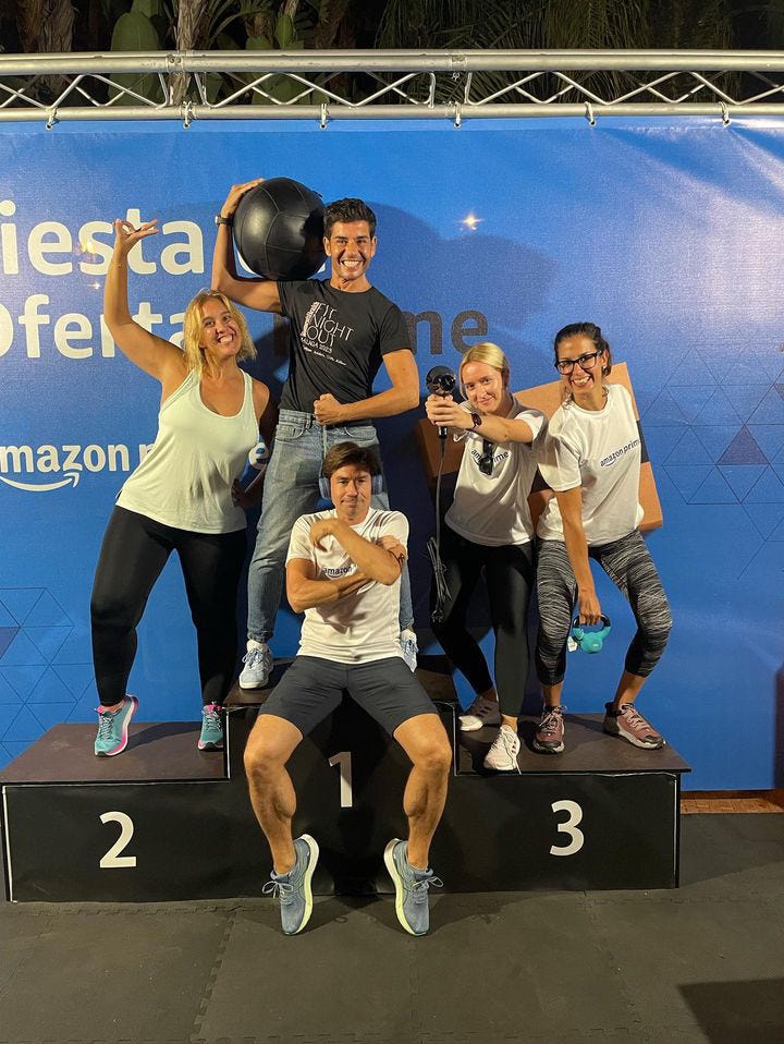 el equipo de comunicacion de amazon y el director de wh jordi martinez