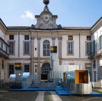 FuoriSalone 2025, installazione di design nel cortile di Palazzo Litta fuorisalone 2025, installazione di design in metallo luccicante nel cortile storico di palazzo litta per design variation