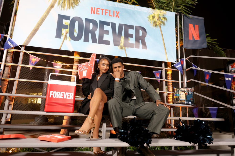 Hollywood, Califórnia, 6 de maio: (da esq. para a dir.) Lovie Simone e Michael Cooper Jr. comparecem à exibição especial e à festa pós-filme de Forever Los Angeles, da Netflix, no Tudum Theatre, em 6 de maio de 2025, em Hollywood, Califórnia. (Foto de Kayla Oaddams/Getty Images para Netflix)