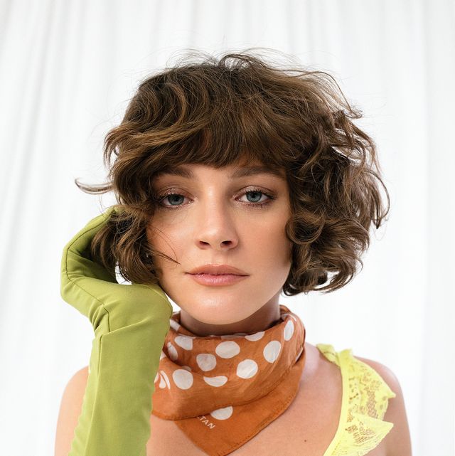 Hair, Hairstyle, Clothing, Yellow, Beauty, Scarf, Brown hair, Neck, Lip, Photo shoot, 