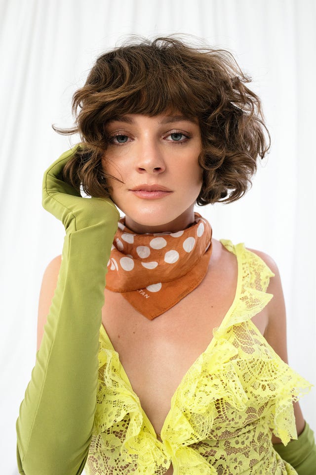 Hair, Hairstyle, Clothing, Yellow, Beauty, Scarf, Brown hair, Neck, Lip, Photo shoot, 