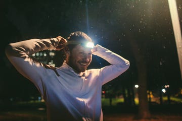 een man heeft een hardlooplamp op zijn hoofd en gaat hardlopen