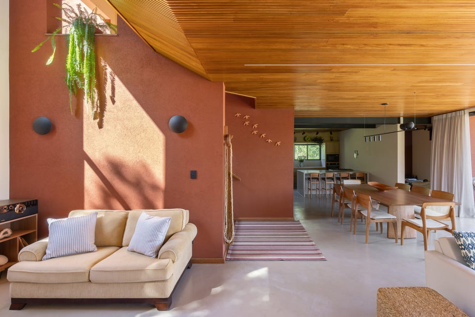 casa roja de los 90 de vivienda convencional de espacio pequeños a abrirse al paisaje