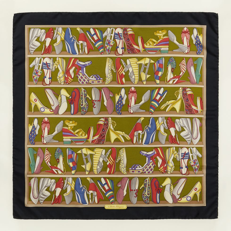 salvatore ferragamo bacheca collezione autunno inverno 1990 1991 foulard in twill di seta firenze museo salvatore ferragamo