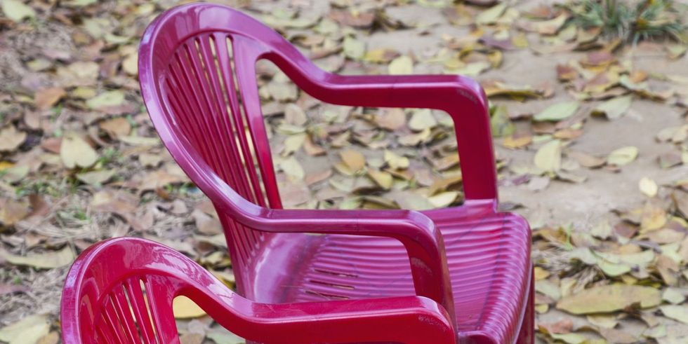 プラスチックの椅子｜断捨離で家を快適に！40歳以上の人が捨てるべきもの