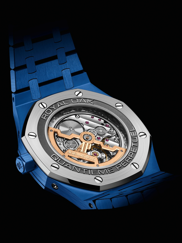 瑞士高級製錶audemars piguet愛彼今年歡慶royal oak皇家橡樹系列50週年，推出首款以藍色陶瓷打造的royal oak皇家橡樹系列萬年曆腕錶