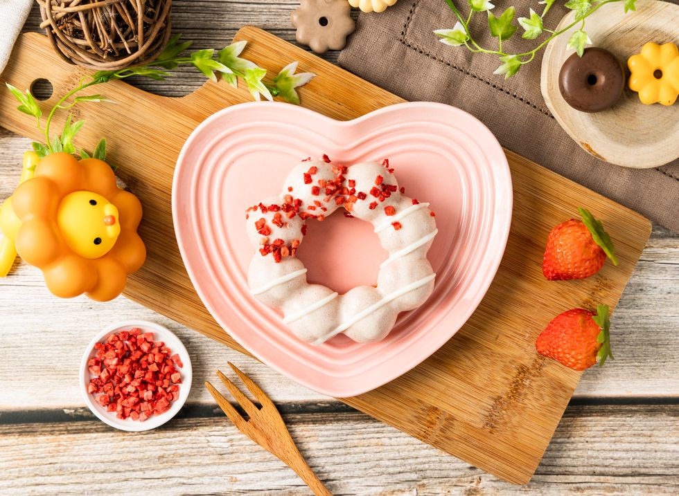 2023草莓季甜點推薦！爆量鮮草莓起士盒、濃郁生乳捲、粉嫩甜甜圈等草莓控療癒必吃