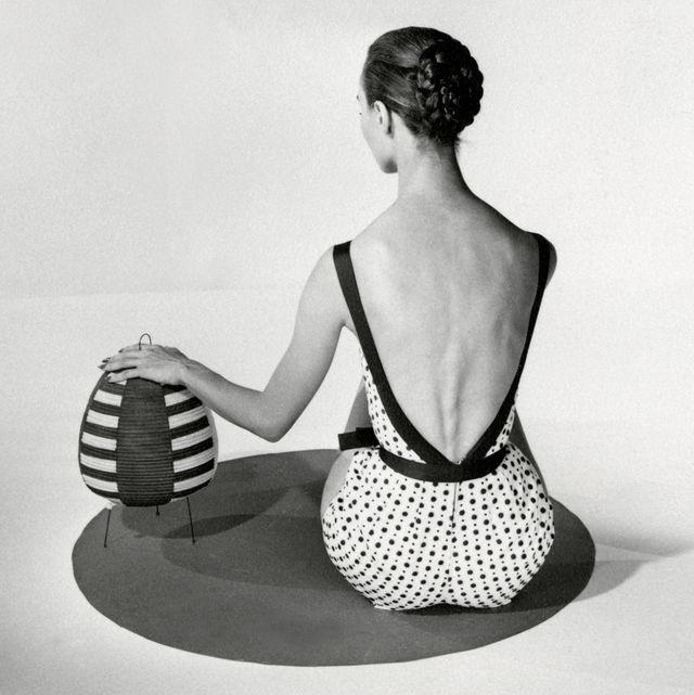 White, Sitting, Shoulder, Black-and-white, Joint, Photography, Arm, Leg, Balance, Monochrome, 