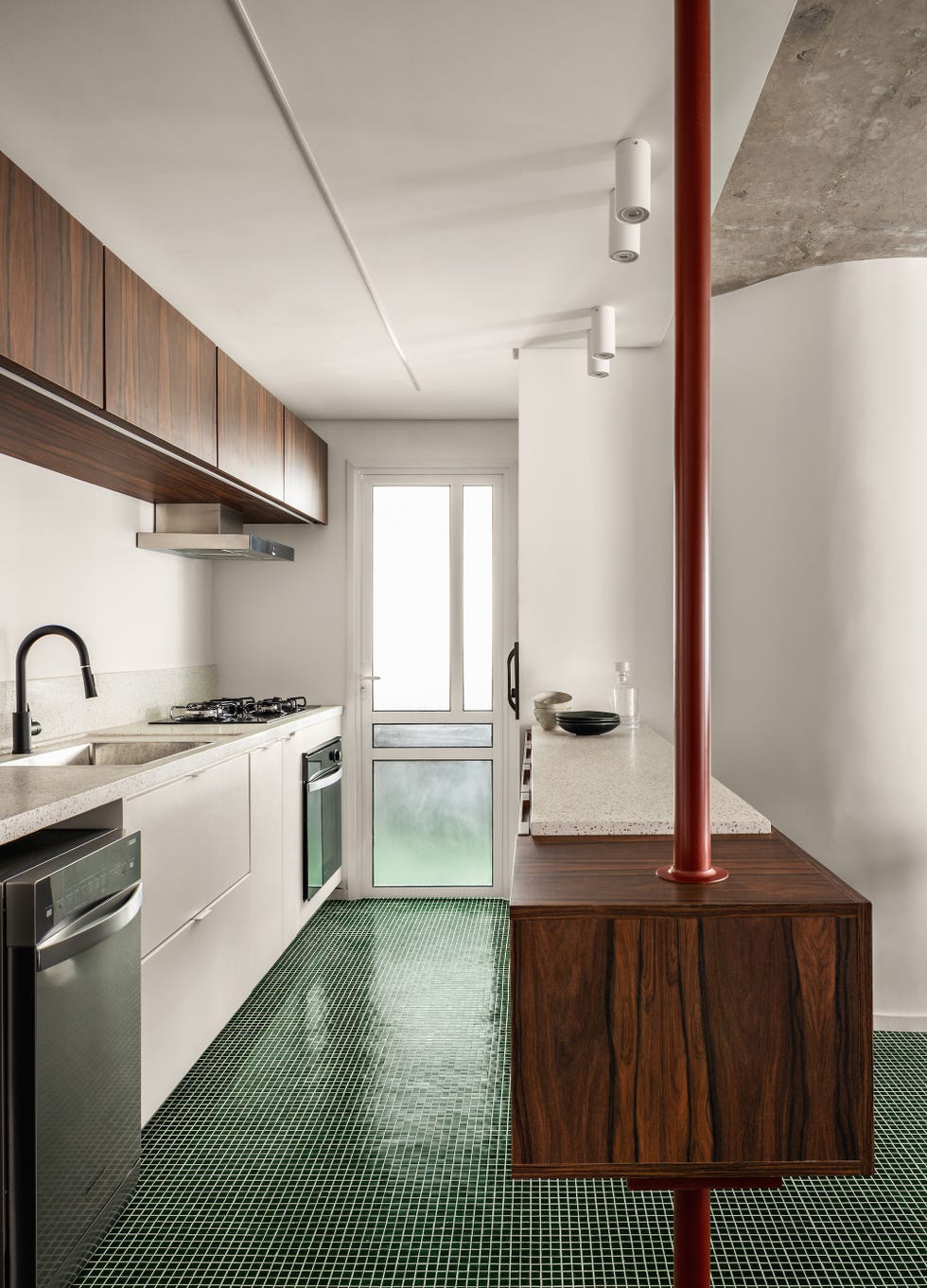 apartamento de 92 metros convertido en un hogar funcional con curvas, ceramica y una cocina suspendida