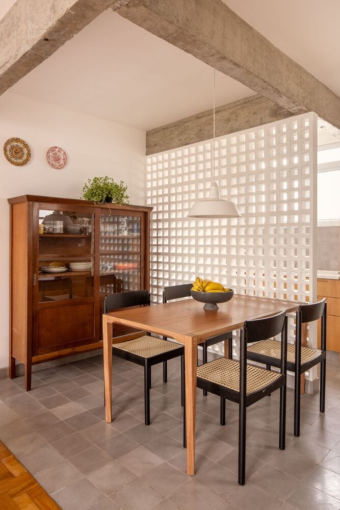 celosias en la cocina y una puerta roja, la reforma de este apartamento conecta funcionalidad y diseno