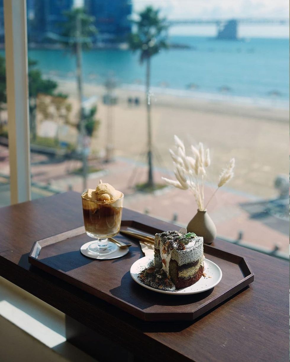 2023釜山熱門打卡咖啡廳推薦！絕美夕陽海景配高顏值甜品，宛如私人別墅般的愜意空間不藏私公開