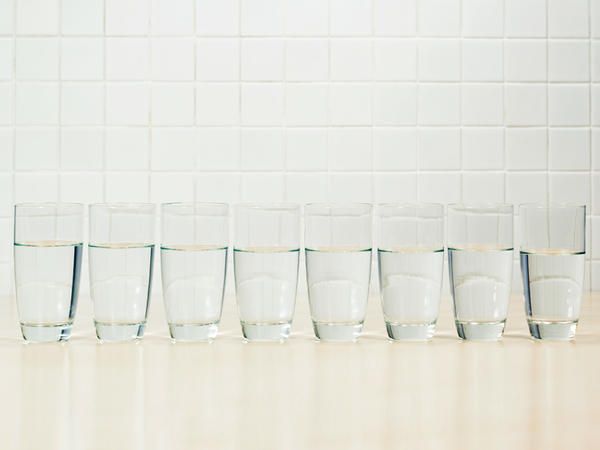 8 bicchieri d'acqua al giorno
