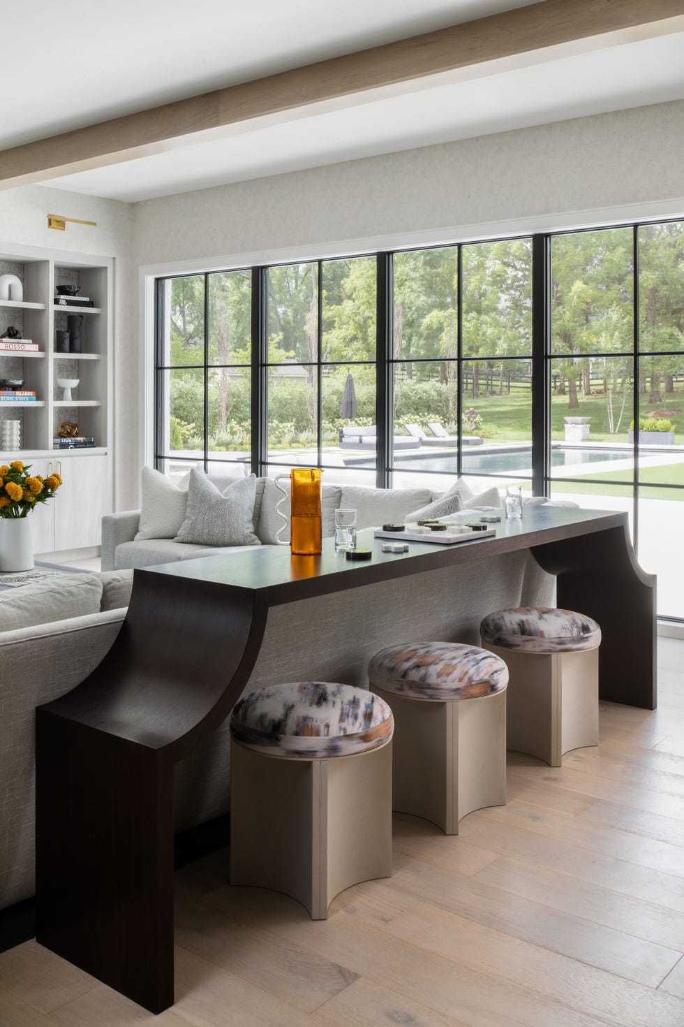 casa nueva pensada para crecer en familia con materiales duraderos y un interiorismo elegante y funcional