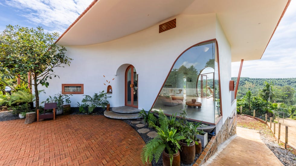 arquitectura organica, curvas y materiales naturales para una casa que redefine el concepto de hogar en un entorno tropical