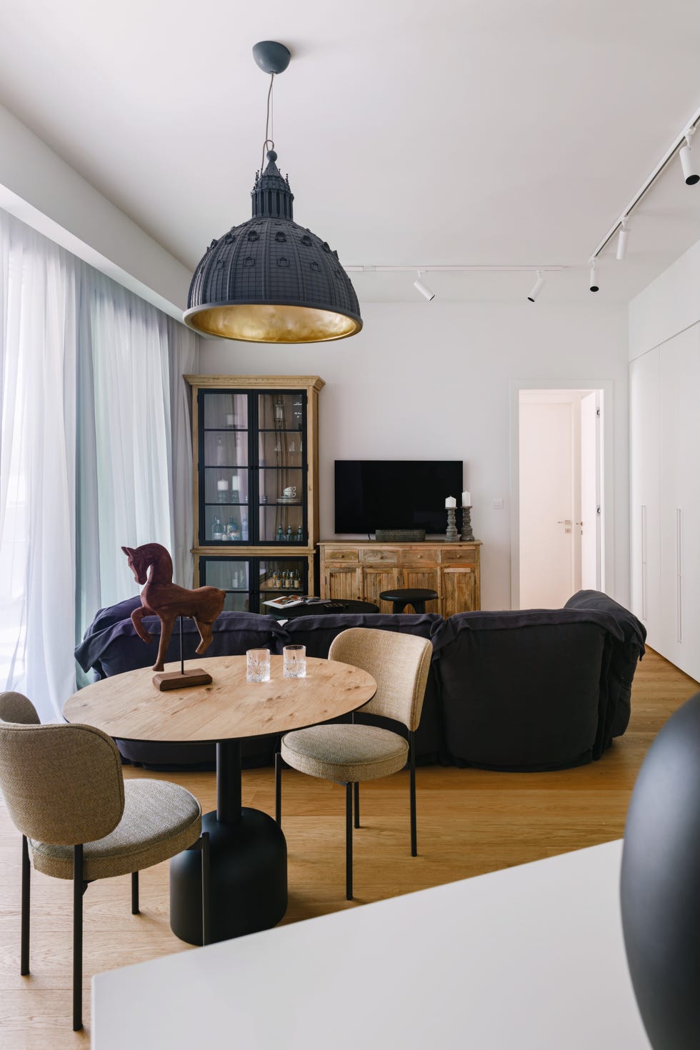 casa reformada e inspirada en la personalidad de su propietaria con piezas vintage, textiles expresivos y colores intensos