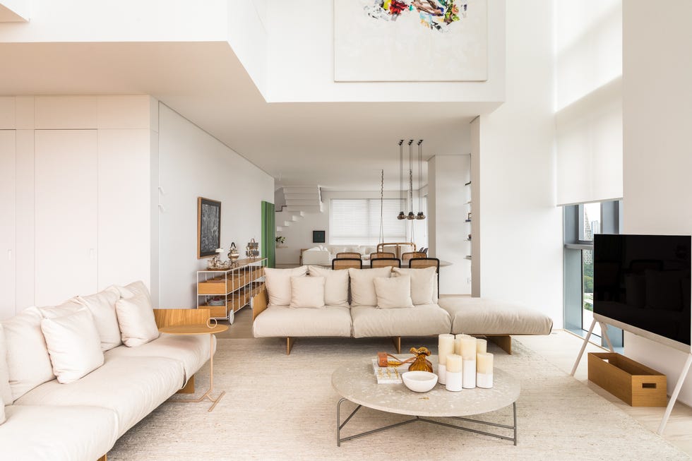 casa de 540 metros con ventanales de suelo a techo, espacios abiertos y lineas limpias tras una reforma estructural