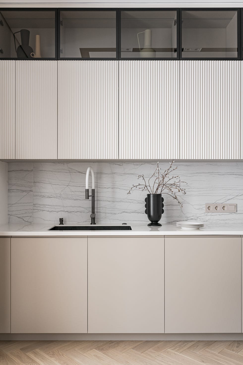 diseñada por pinteriors, esta casa combina líneas puras, curvas suaves y una paleta clara con texturas naturales, logrando un interior funcional, acogedor y lleno de detalles cuidados.