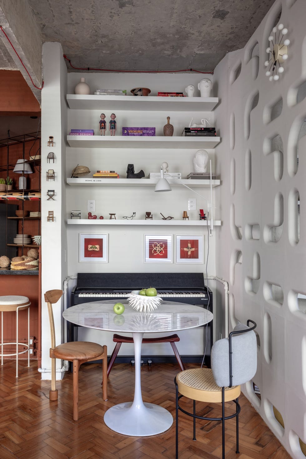 casa de 45 metros es un estudio de arquitectura, un taller creativo y una zona de relax con hamaca, columpio y un bano triangular