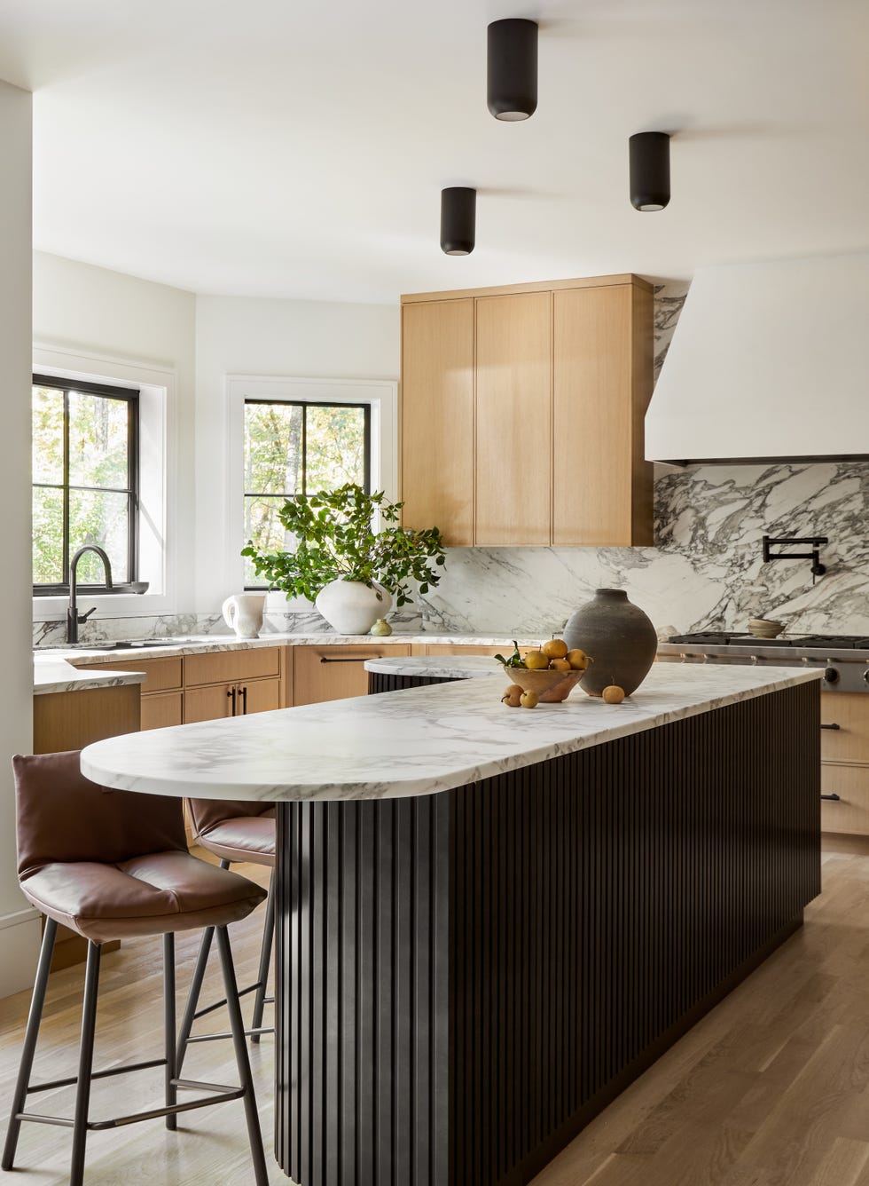 casa familiar con cinco dormitorios y seis baños que se transforma para ganar luz, orden y diseño a medida