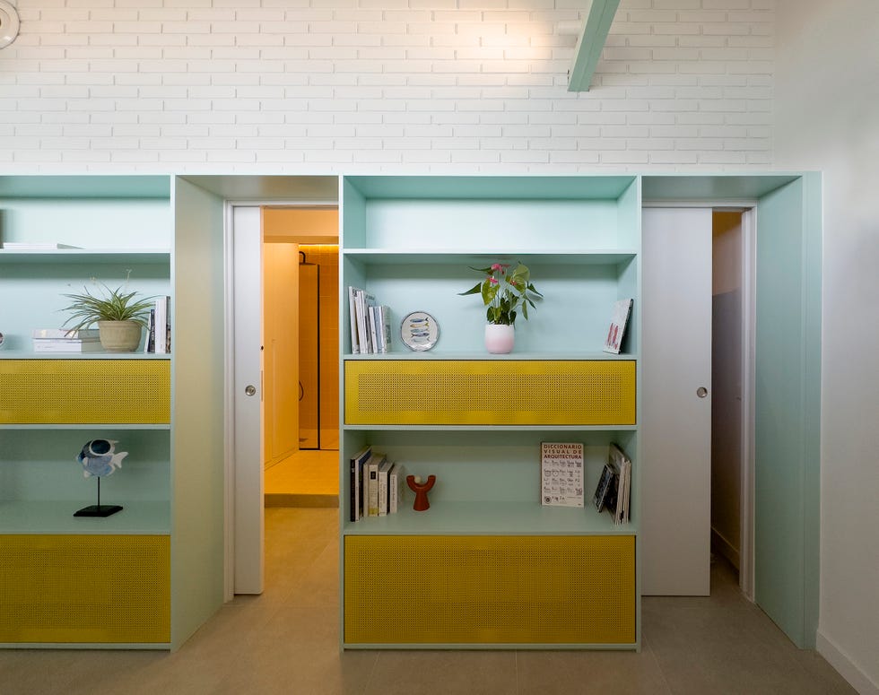 casa jn109 era una casa del madrid de los 70 con techos bajos y poca luz y ahora es un atico luminoso en verde y amarillo