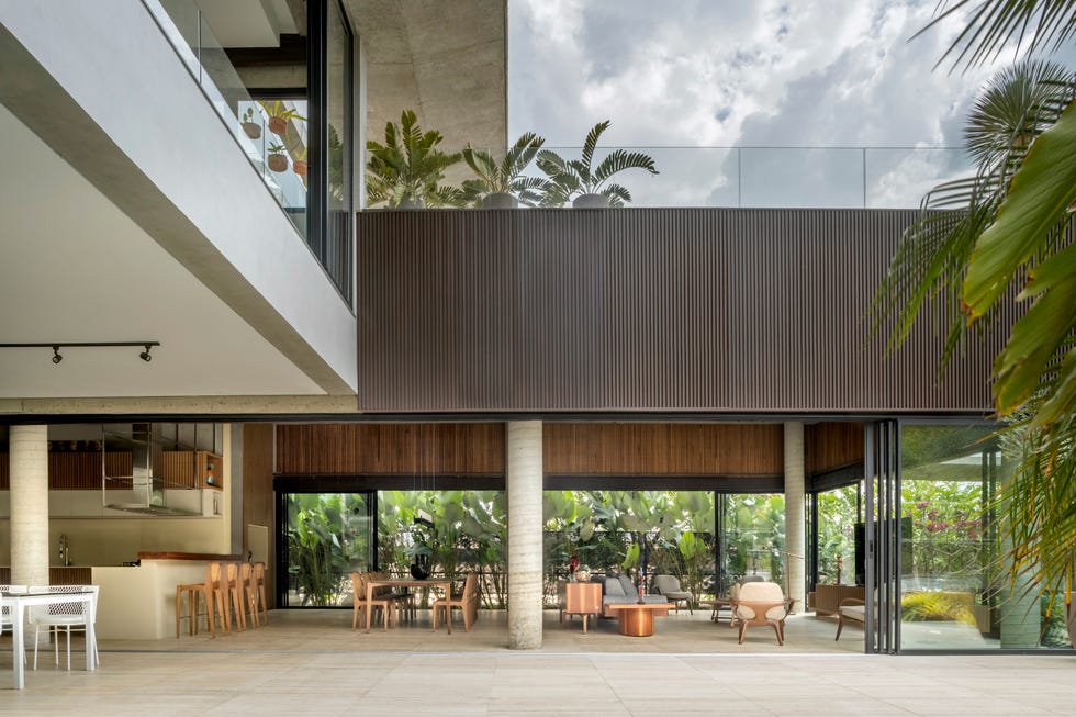 casa de hormigon con piscina que combina estructura brutalista, ventilacion cruzada y diseno tropical a medida