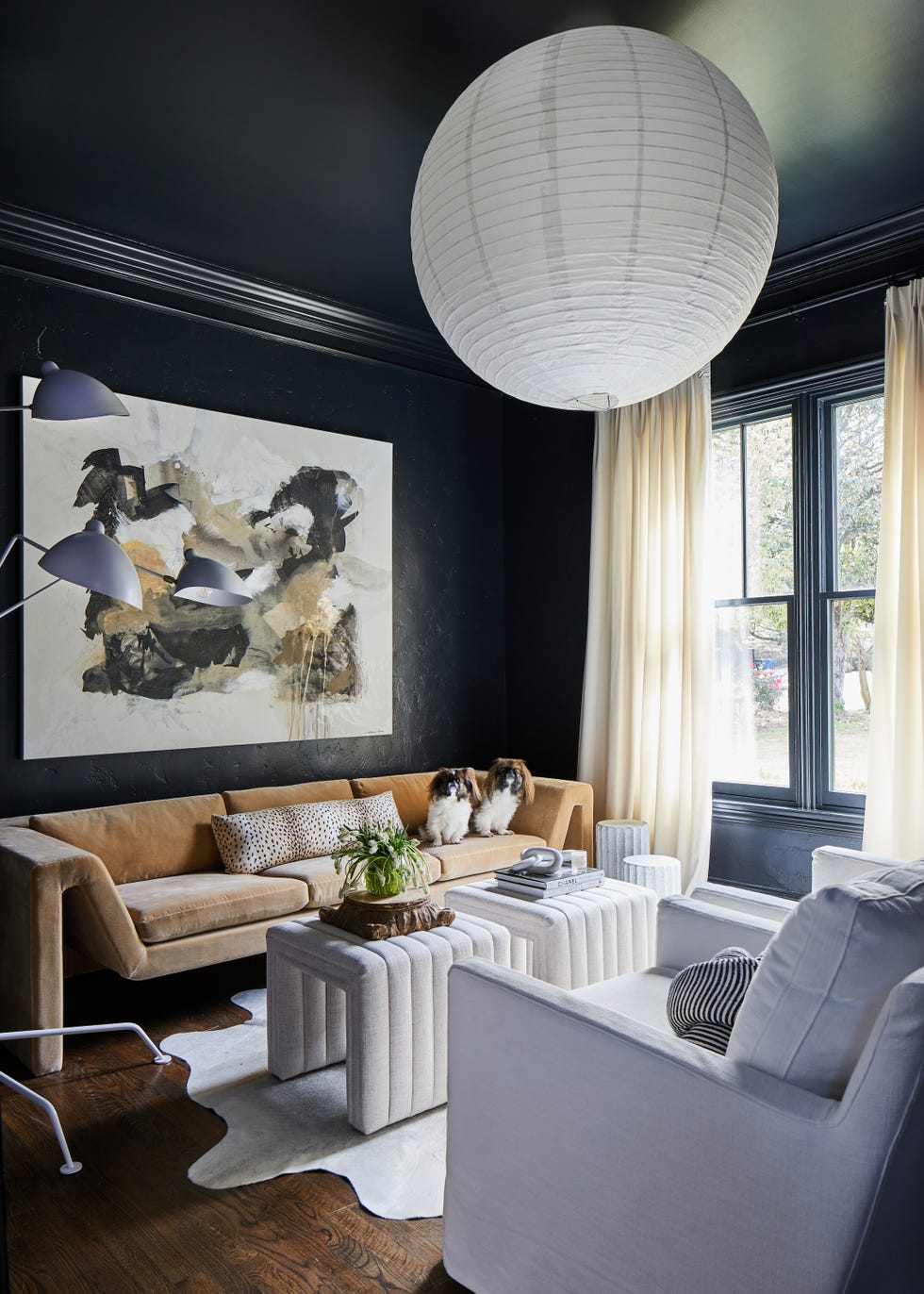 lineas elegantes, piezas de diseno y sobre todo el negro definen este proyecto que desafia las normas