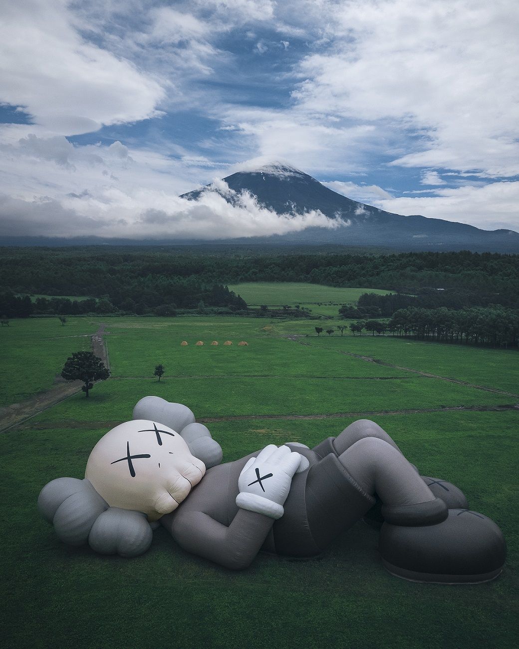 その他 Kaws Holiday Mount Fuji Plush Grey Holiday Japan mountain Fuji grey plush toy - Dope! Gallery