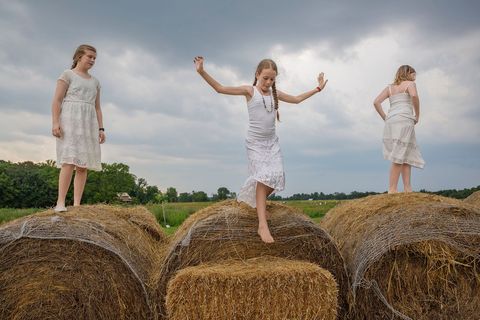 Op een boerderij in Kentucky spelen meisjes op hooibalen tijdens de pauze van een moederdochterretraite Tijdens deze dag leren de meisjes meer inzicht in en begrip voor hun lichaam te krijgen