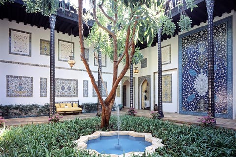 10x Plekken op Hawaï die je omverblazen Doris Duke filantroop en dochtererfgenaam van een Amerikaanse tabakstycoon vulde haar huis Shangri La met aandenkens van haar reizen rond de wereld uit onder andere Iran Libanon Egypte en Syri Haar uitgebreide collectie leidde tot de oprichting van de Doris Duke Foundation for Islamic Art en de verbouwing van haar huis tot het Centre for Islamic Arts and Culture Volg de rondleiding door dit ongelooflijke huis ontmoet de onderzoekers en kunstenaars die hier werken en kom meer te weten over de fascinerende dame die hier woonde