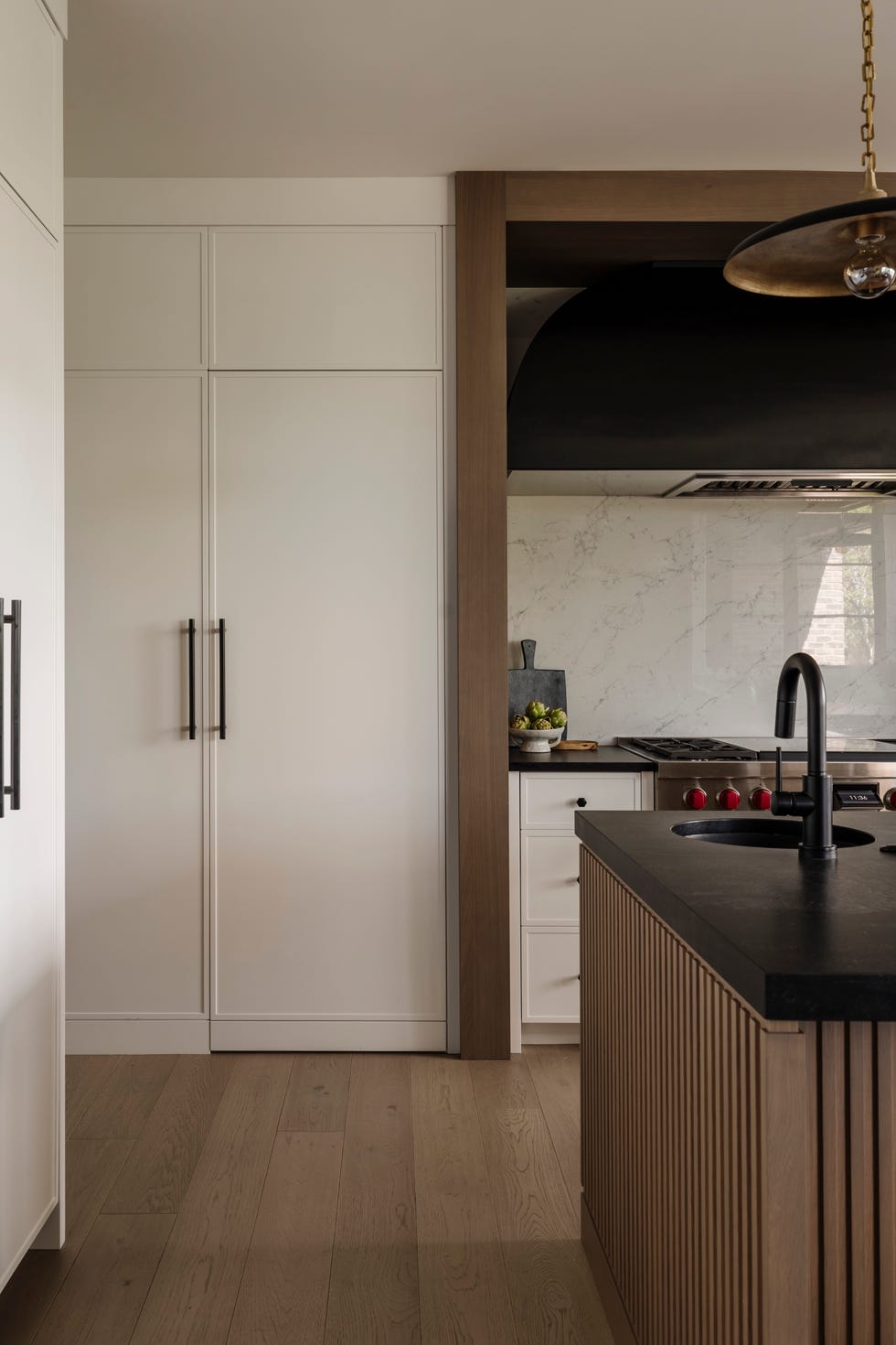 vivienda familiar que combina madera, metales brunidos y diseno a medida para vivir con estilo y funcionalidad