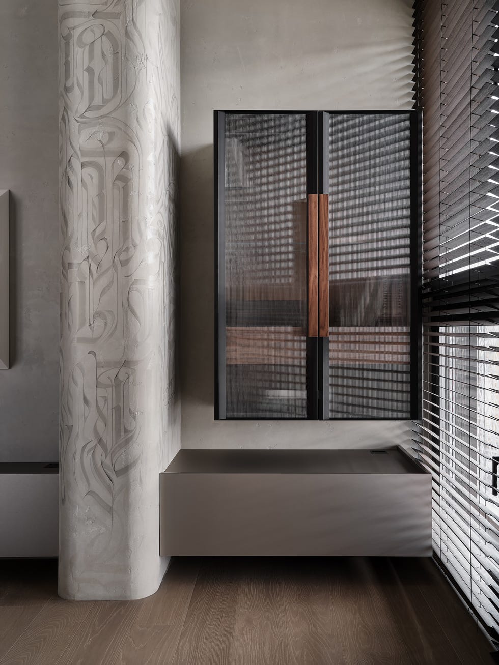 apartamento con isla de cocina escultorica, arte personalizado y soluciones funcionales a medida