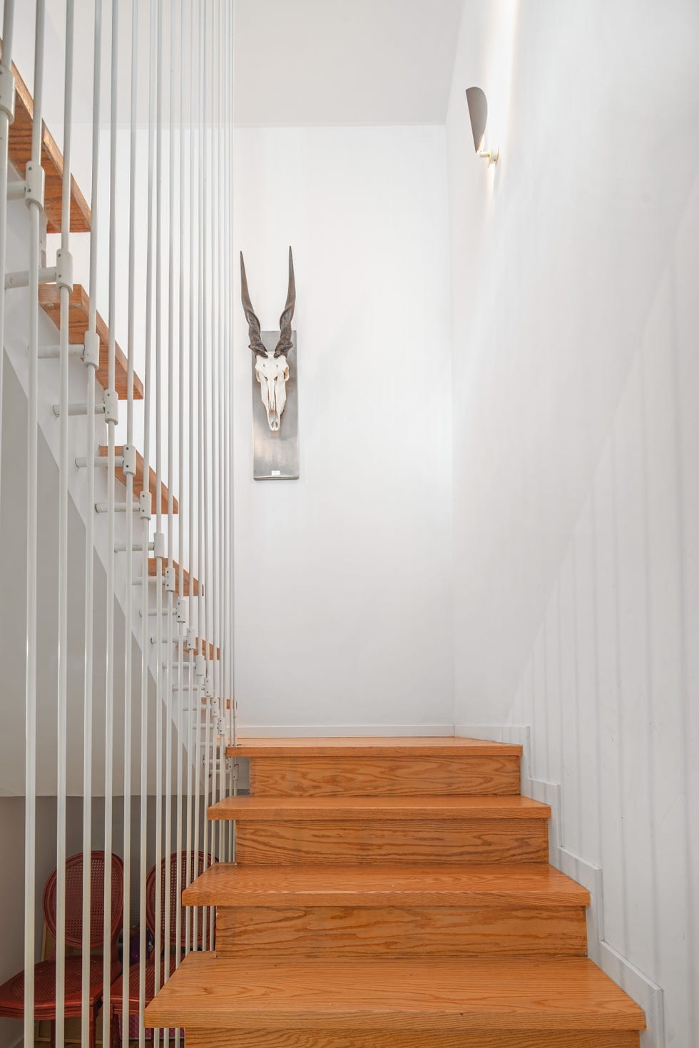 gracias a una reforma integral, esta casa de aravaca ahora se abre a la luz y se adapta al entorno con diseno y soluciones sostenibles