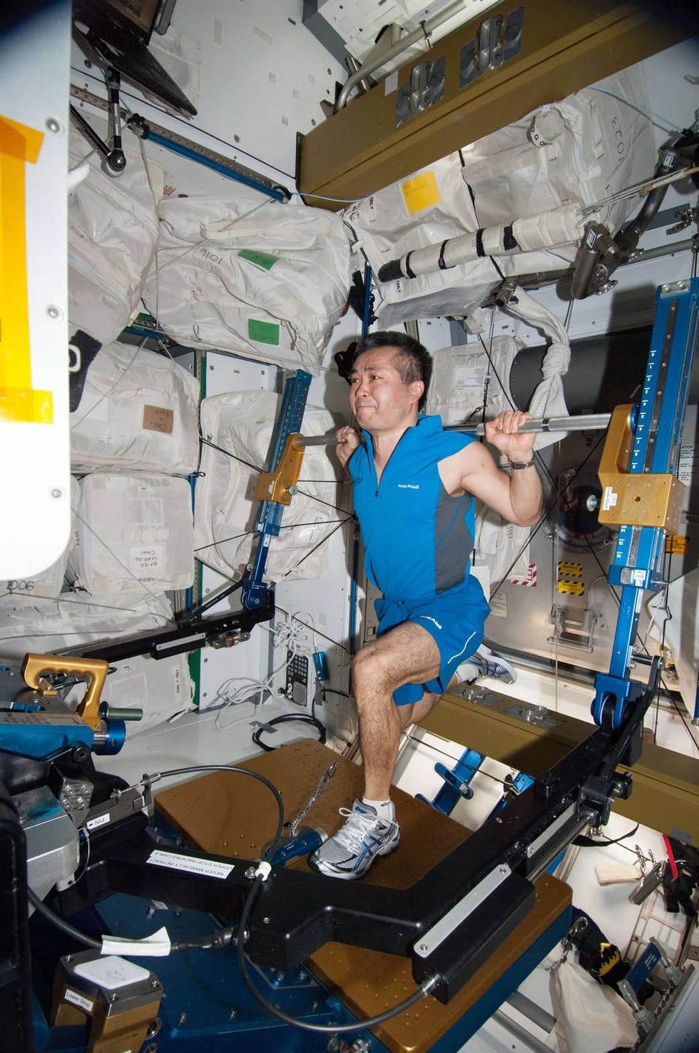 In de verbindingsmodule Tranquility van het ISS doet astronaut Koichi Wakata van de JAXA Japan Aerospace Exploration Agency boordwerktuigkundige van Expeditie 38 lichaamsoefeningen op het Advanced Resistive Exercise Device aRED