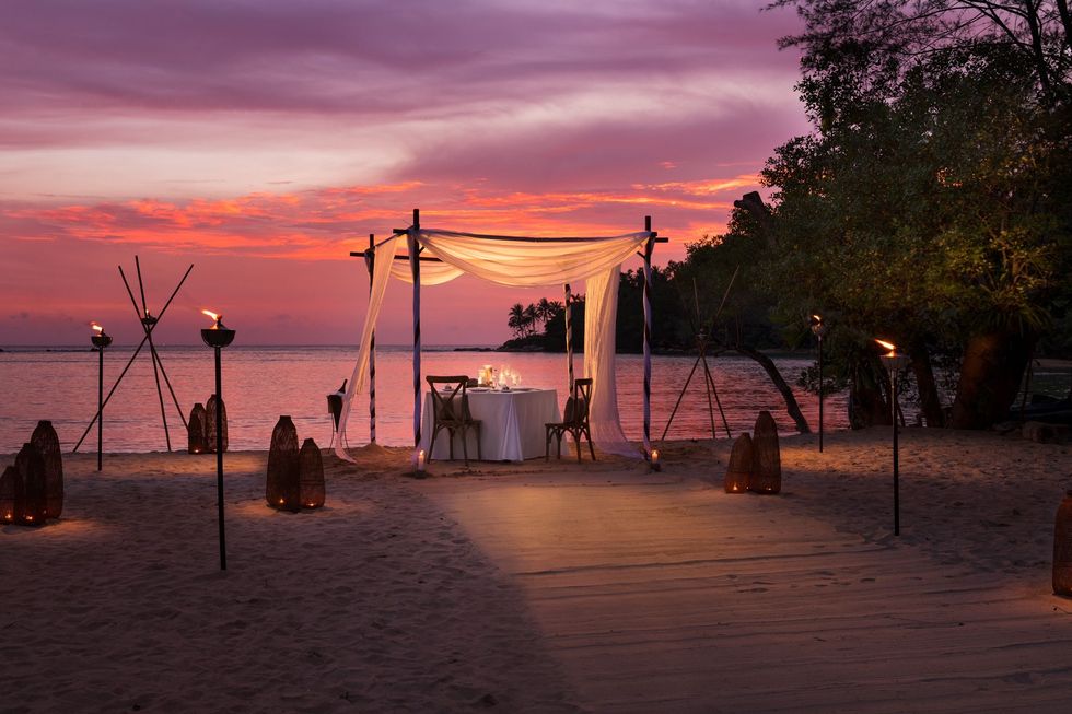 Superromantisch een diner bij zonsondergang op het strand bij Anantara Layan