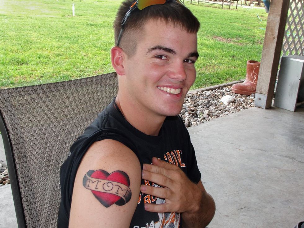 Ondanks protesten van zijn moeder liet Colton een tatoeage zetten voordat hij naar Afghanistan werd uitgezonden