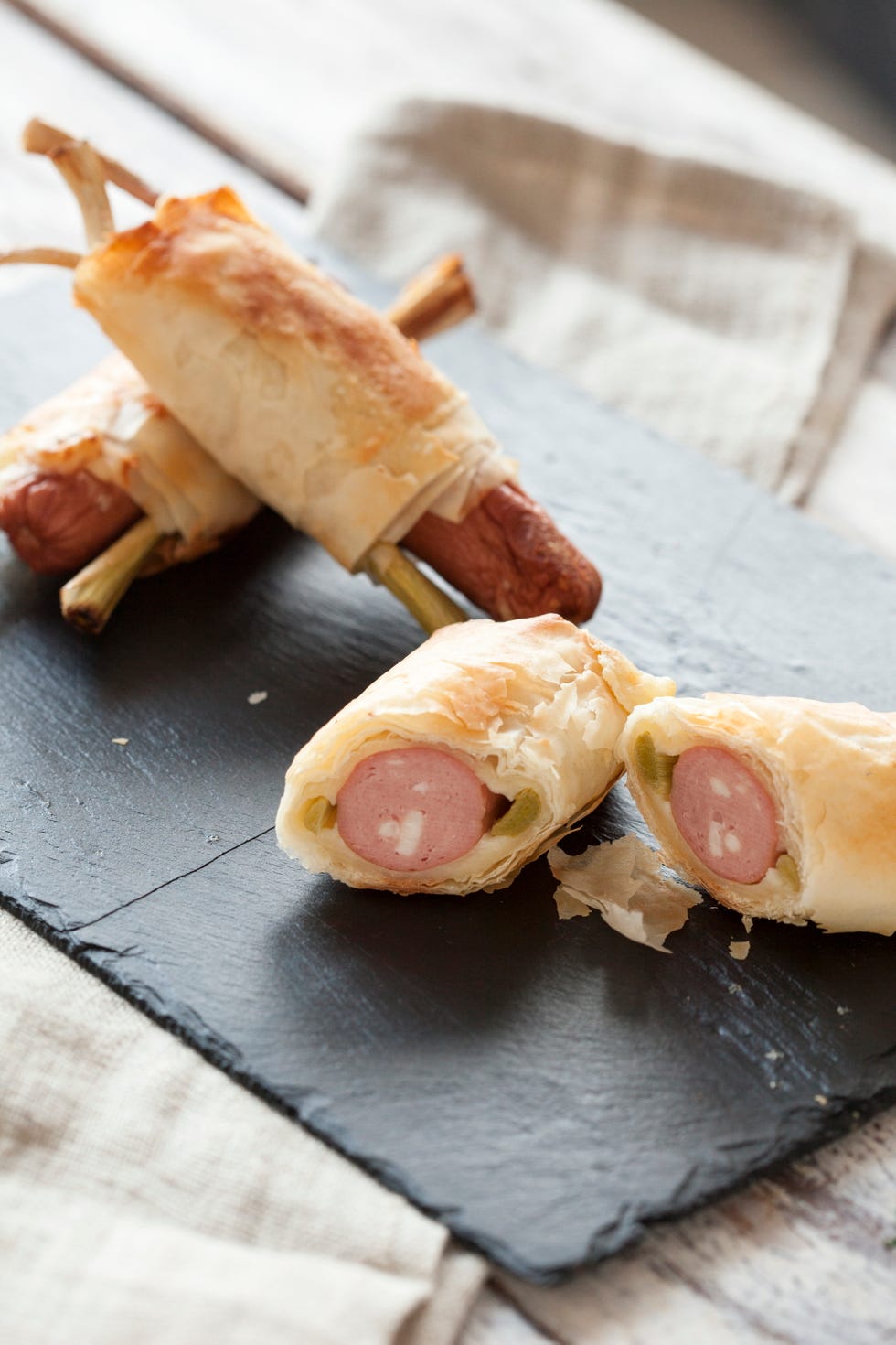 enrollado de salchichas en pasta filo