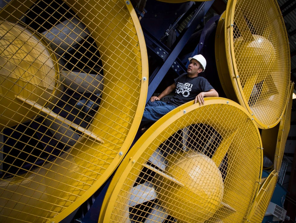 Elke ventilator in de testfaciliteit weegt 7500 kilo Er zijn er twaalf nodig om windsnelheden te produceren die horen bij een orkaan van categorie 5