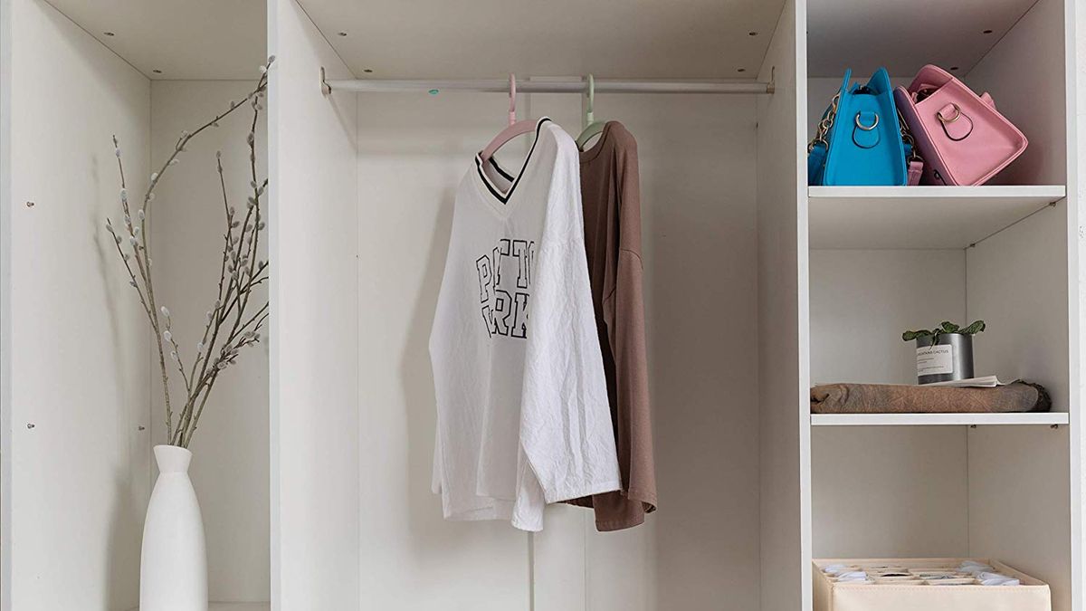 6 ideas para organizar un armario pequeño que cambiarán tu vida